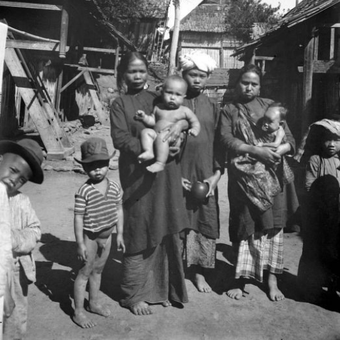 Wanita dan anak-anak desa suku Kerinci di Sumatra Barat pada masa kolonialisme Hindia Belanda

