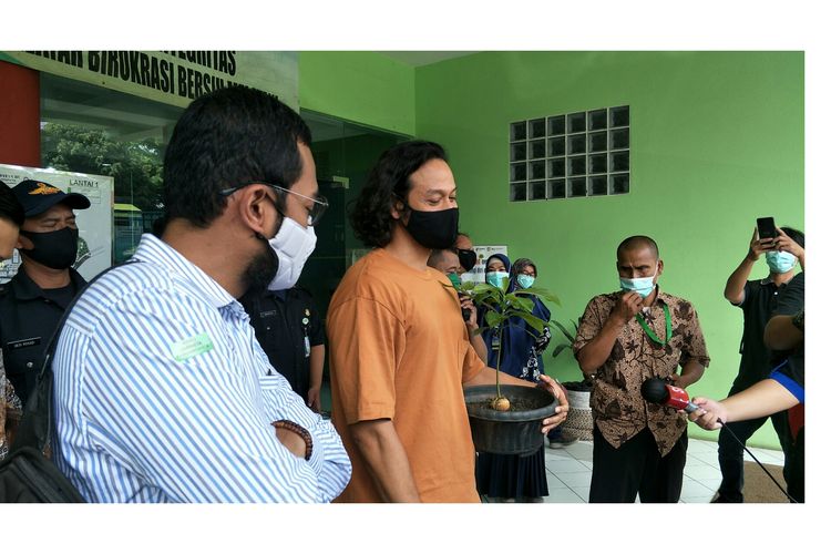 Artis peran Dwi Sasono pulang ke rumah dari RSKO Cibubur, Jumat (27/10/2020).