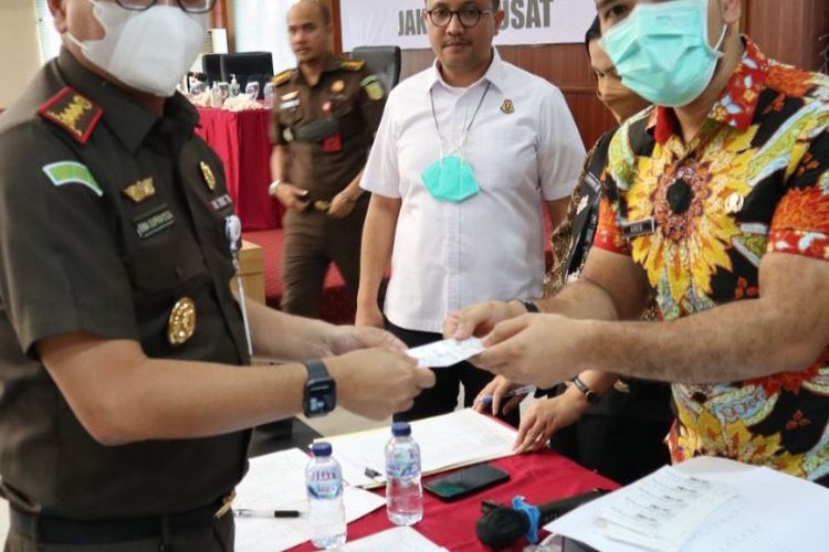 Kepala Kejaksaan Negeri Jakarta Pusat Bima Suprayoga menjalani tes urine sebagai upaya mencegah dari penyalahgunaan narkoba di lingkungan Kejaksaan Negeri Jakarta Pusat, Selasa (29/11/2022).