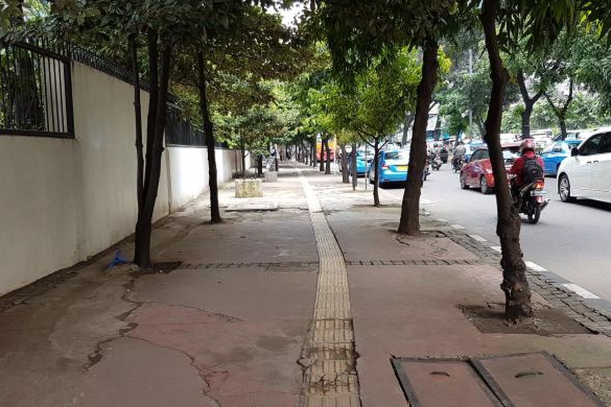 Kondisi trotoar di Jalan Jenderal Sudirman, Jakarta Pusat, Rabu (19/10/2016). Gubernur DKI Jakarta Basuki Tjahaja Purnama berencana untuk memperluas trotoar dan menempatkan kafe yang mirip dengan trotoar di Belanda.