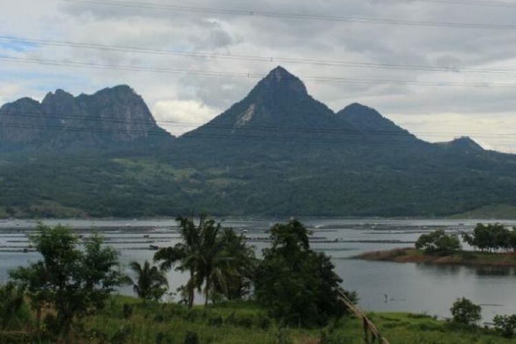 Zona khusus ini dibangun di situ setelah Bupati Purwakarta membangun jalan dari Cikaobandung Jatiluhur melintasi Sukasari menuju Gunung Karung di Kecamatan Maniis.