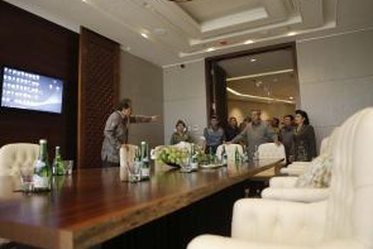 Foto Chairung Tanjung tengah menjelaskan fasilitas Hotel Sofitel tempat KTT APEC kepada Presiden SBY dan Ibu Ani di Nusa Dua, Bali, Selasa (24/9/2013) siang.