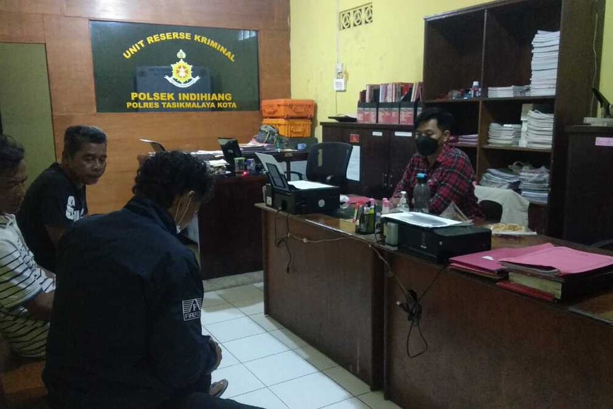 Duel saudara kandung adik dan kakak memakai senjata tajam karena berebut warisan menggegerkan warga dan kedua pelaku berikut barang bukti celurit dan samurai diamankan di Polsek Indihiang Polresta Tasikmalaya, Kamis (10/3/2022).