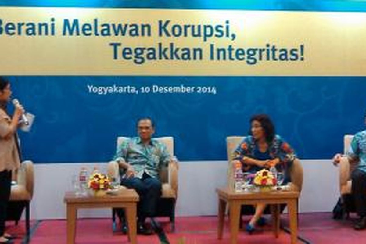 Susi Pudjiastuti, bersama salah satu petinggi KPK, Busyro Muqoddas dan Ganjar L Bondan Guru Besar Hukum Pidana UI.