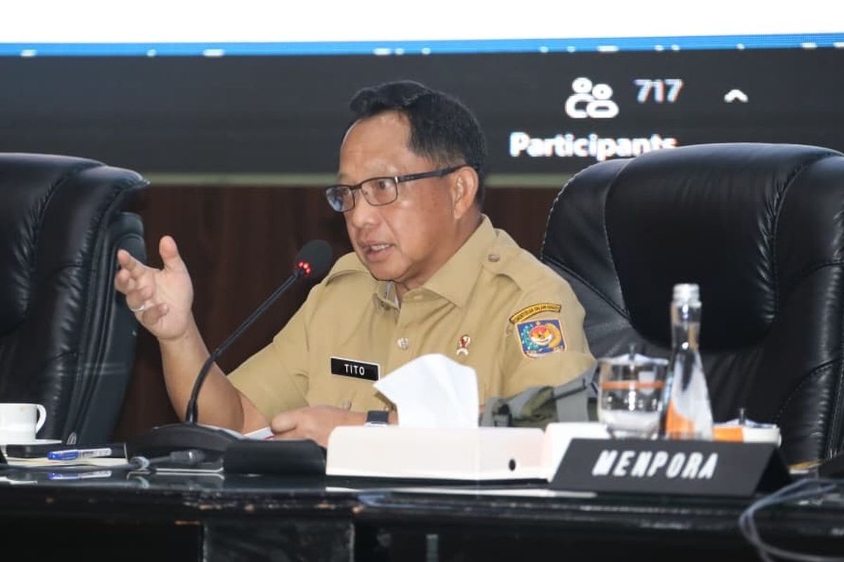 Menteri Dalam Negeri (Mendagri) Tito menyampaikan pendapatannya dalam acara penandatanganan Nota Kesepahaman (MoU) antara Kementerian Dalam Negeri (Kemendagri), Kementerian Pemuda dan Olahraga (Kemenpora), dan Kementerian Usaha Mikro, Kecil, dan Menengah (UMKM) tentang Sinergi Pengelolaan dan Pemanfaatan Sarpras Olahraga Pusat dan Daerah di Sasana Bhakti Praja, Kantor Pusat Kemendagri, Jakarta, Selasa (2/12/2025).