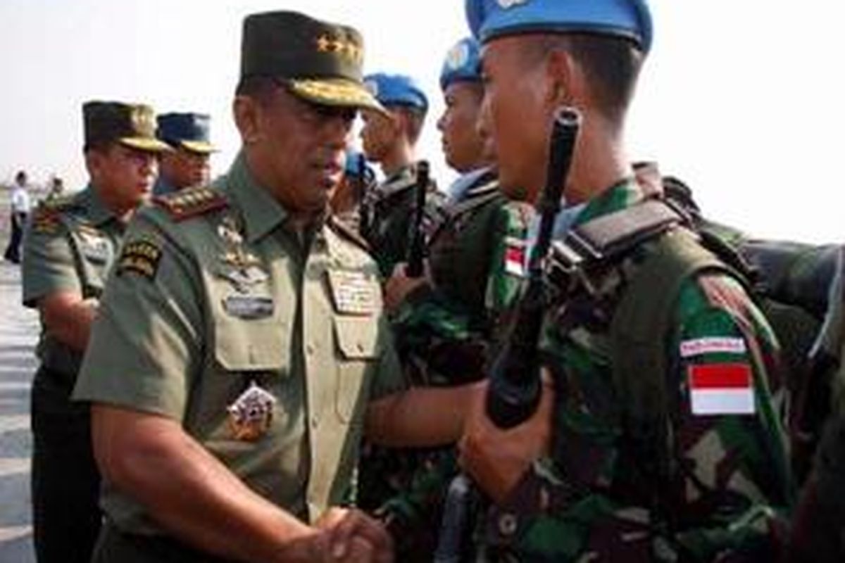 Panglima TNI Jenderal TNI Djoko Santoso melepas anggota Satgas Kompi Zeni TNI Kontingen Garuda XX-F/Monuc Kongo usai upacara pemberangkatan di Base Ops Bandara Halim Perdana Kusuma, Jakarta, Rabu (15/10). Sebanyak 175 anggota Kontingen Garuda diberangkatkan ke Kongo dalam misi perdamaian selama satu tahun.