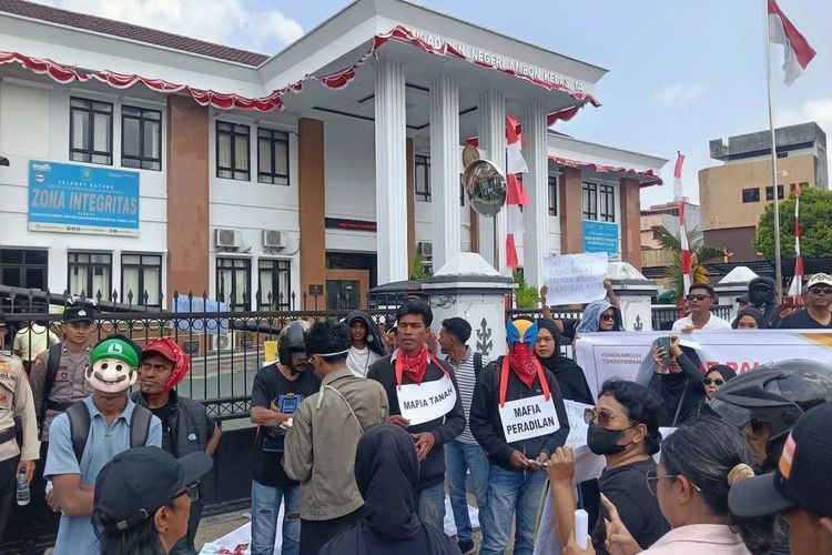 Demo Tolak Eksekusi Lahan Eks Hotel Anggrek, Massa Arak Keranda ke Pengadilan Ambon