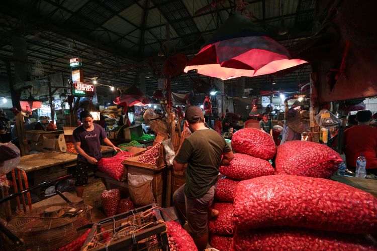 Suasana perdagangan bawang merah di Pasar Induk Kramat Jati, Jakarta Timur, Selasa (28/6/2022). Harga bawang merah di Pasar Induk Kramat Jati Rp 65.000 per kilogram.