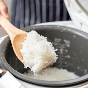 Ilustrasi rice cooker, memasak nasi di rice cooker.