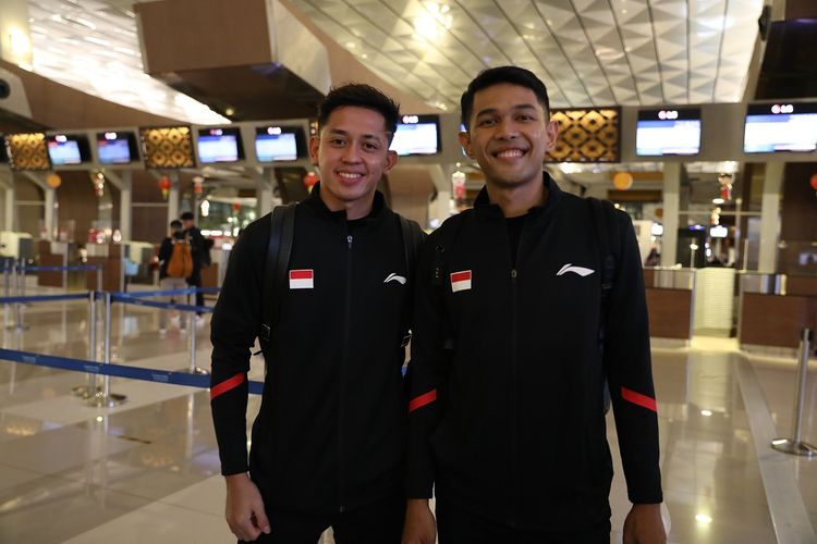 Ganda putra Indonesia Fajar Alfian/Muhammad Rian Ardianto menjelang keberangkatan ke Dubai, Jumat (10/2/2023). Fajar/Rian bersama tim Indonesia berangkat ke Dubai untuk berjuang dalam Kejuaraan Beregu Campuran Asia 2023, 14-19 Februari mendatang.