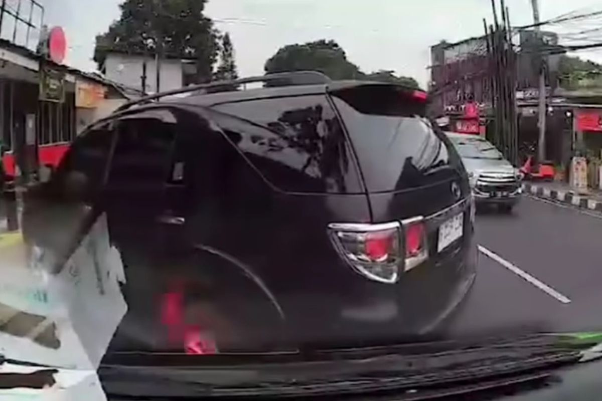 Mobil Toyota Fortuner tampak menghalangi laju kendaraan ambulans yang disebut sedang membawa pasien di kawasan Depok 2.
