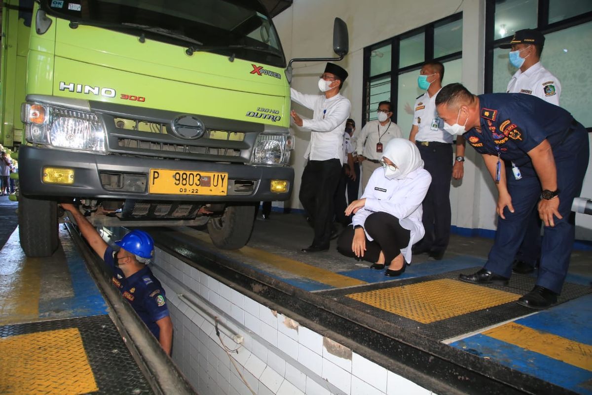 Bupati Banyuwangi Ipuk Fiestiandani saat meluncurkan program Banyu Arum di UPT Pengujian Kendaraan Bermotor (PKB) Dinas Perhubungan, Senin (10/5/2021).