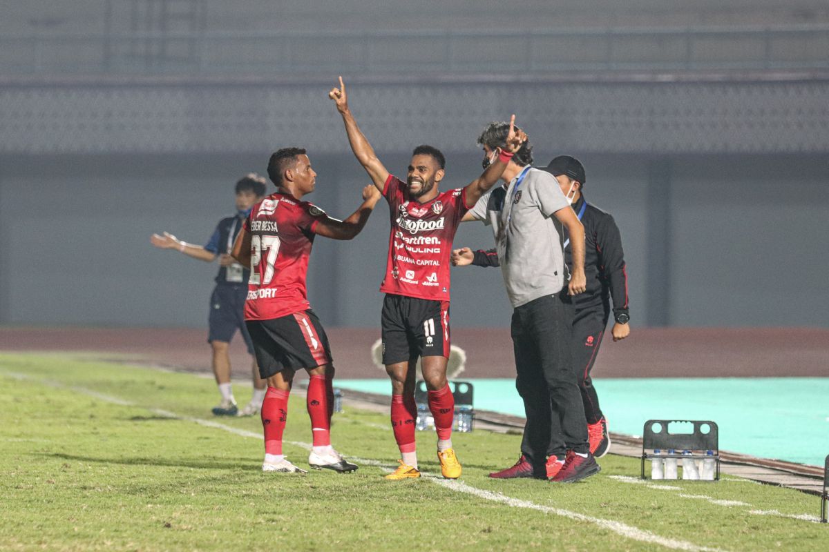 Eber Bessa (kiri) bersama pencetak gol Yabes Roni. Eber Bessa menandai debutnya bersama Bali United dengan memberi assist pada laga Liga 1 2021-2022 melawan Persib Bandung di Stadion Indomilk Arena, Tangerang, Sabtu (18/9/2021).