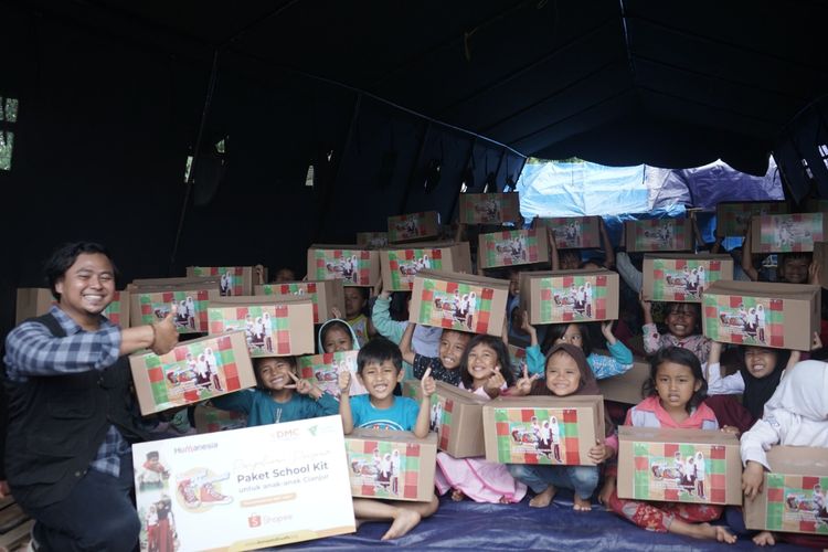 Dompet Dhuafa menggelar sosial eksperimen Shoecial Movement untuk anak-anak terdampak gempa bumi di Cianjur.