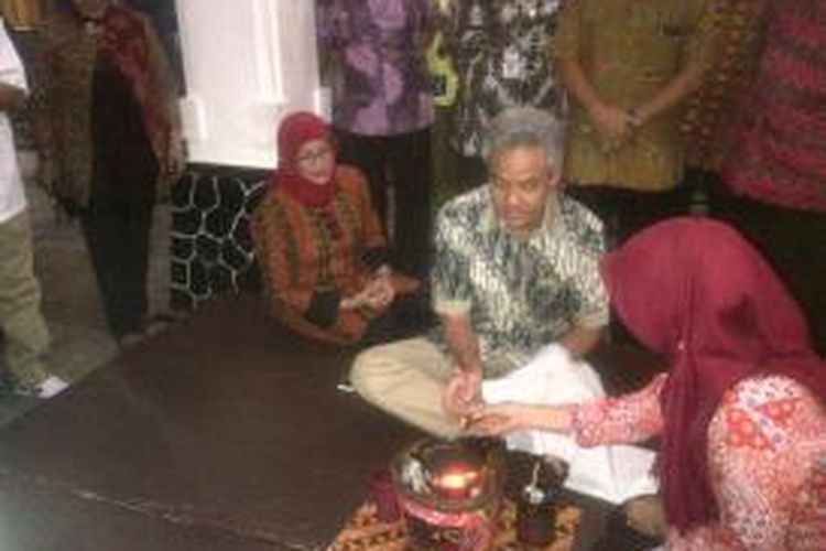 Gubernur Jawa Tengah Ganjar Pranowo belajar batik tulis menggunakan canting di Museum Batik Pekalongan, Kamis (3/9/2015) malam.