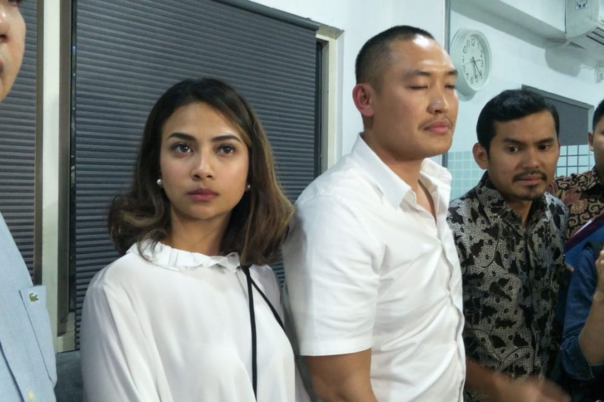 Vanessa Angel bersama tim kuasa hukumnya saat mengadakan jumpa pers terkait status tersangka dirinya di Apartemen Brawijaya, Jakarta Selatan, Rabu (16/1/2019).