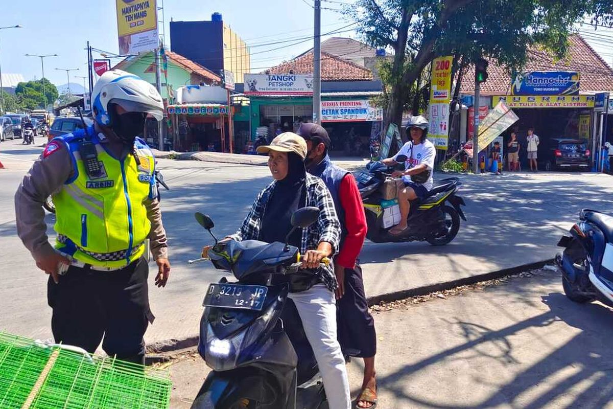 Sejumlah petugas kepolisian dari Satlantas Polresta Bandung kembali menerapkan tilang manual di Soreang, dalam operasi tersebut sebanyak 45 pelanggaran berhasil ditemukan