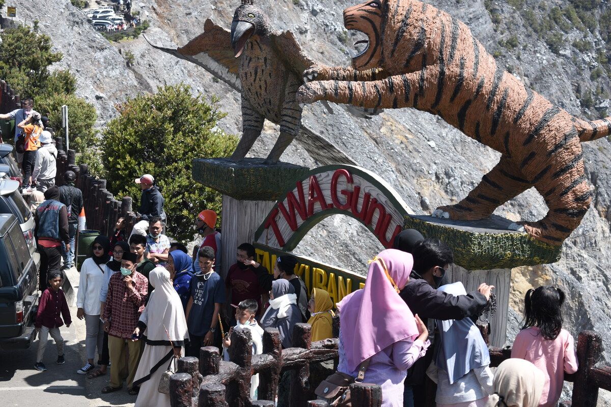 Obyek wisata di kawasan wisata Lembang, Bandung Barat mulai dipadati wisatawan pada hari pertama Lebaran, Senin (2/4/2022). Hingga Senin sore, polisi telah melakukan 8 kali rekayasa lalu lintas.