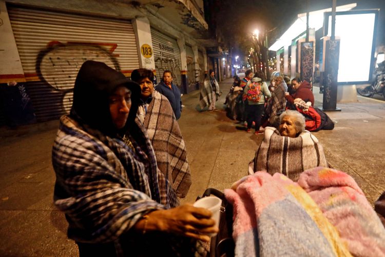 Orang-orang berkumpul di jalanan di Mexico City, Jumat (8/9/2017), setelah gempa menggoncang Meksiko pada Rabu sebelumnya. 