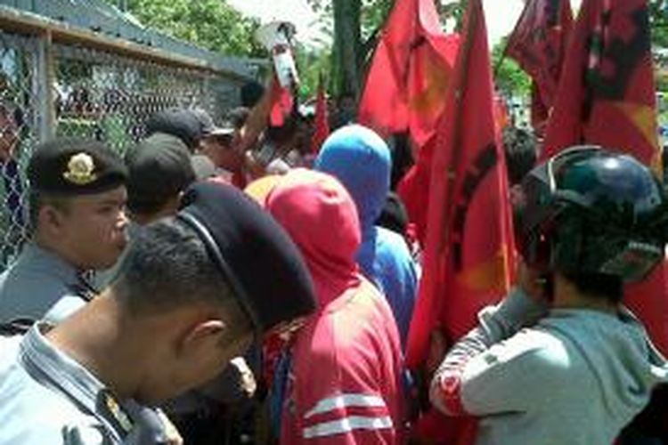 Belasan orang yang menyebut dirinya Partai Rakyat Demokratik (PRD) Pematangsiantar mendemo terminal bahan bakar minyak (BBM) Pertamina di Jalan Bola Kaki, Pematangsiantar, Sumatera Utara, Senin (8/7/2013).