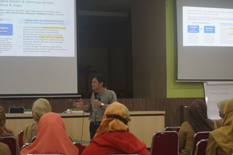 Pendiri Gerakan Sekolah Menyenangkan Muhammad Nur Rizal dalam lokakarya Meraih Meraki di Kota Yogyakarta bagi sekolah Non RTO (Real Time Online) di Aula SMKN 6 Yogyakarta (4/12/2023).
