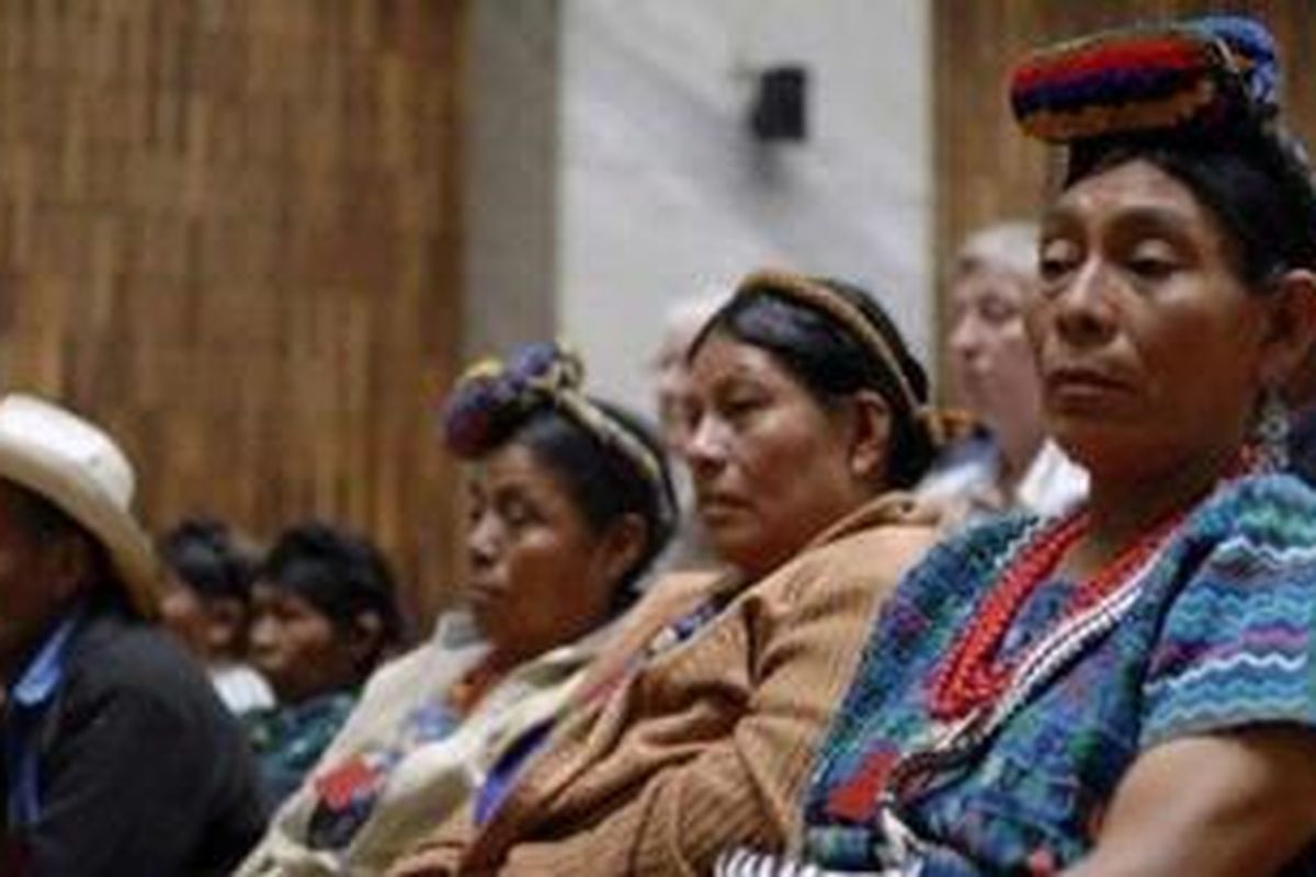 Suku Maya Guatemala, membantah kalender kuno suku itu meramalkan kiamat terjadi pada 21 Desember 2012.