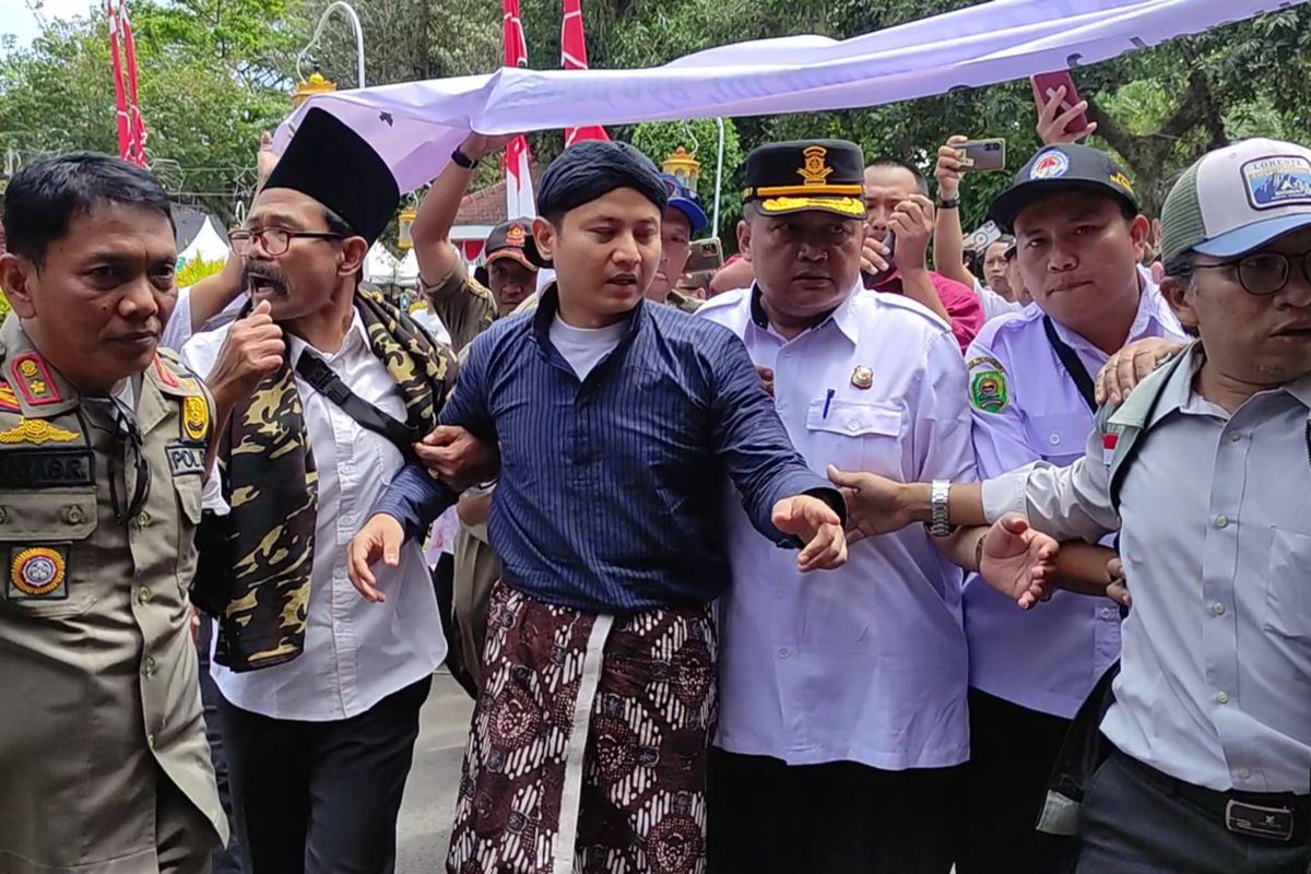 Mochammad Nur Arifin tiba di Pendopo Kabupaten Trenggalek, diikuti banyak orang yang menuntut agar dia tetap memimpin Trenggalek, dan bisa segera mendaftar ke KPU Trenggalek Jawa Timur, Rabu (28/08/2024). 