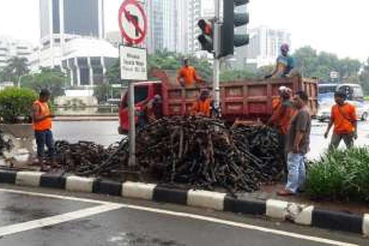 Gulungan kulit kabel dari selokan Jalan Medan Merdeka Selatan.