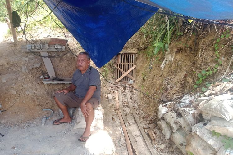 Hadis Setia (73) menunjukkan lubang lokasi tambang di tanah miliknya yang sudah ditutup, di bukit Prokuning, Dusun Kedungrejo, Desa Sokoagung, Kecamatan Bagelen, Purworejo
