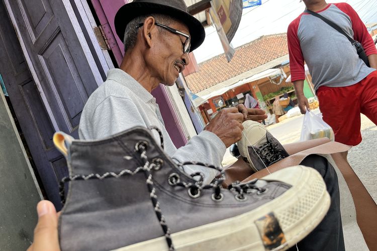 Dari Pabrik Sepatu di Jakarta ke Emperan Pasar, Kisah Eli Bertahan dengan Jarum Sol di Pangandaran