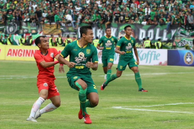 Aksi Riko Simanjutak (kiri) dalam laga final Piala Gubernur Jatim 2020 antara Persebaya Surabaya vs Persija Jakarta di Gelora Delta Sidoarjo, Kamis (20/2/2020).