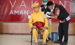 Tak Mau Repot Saat Disuntik Vaksin, Ganjar Kenakan Baju Adat Unik