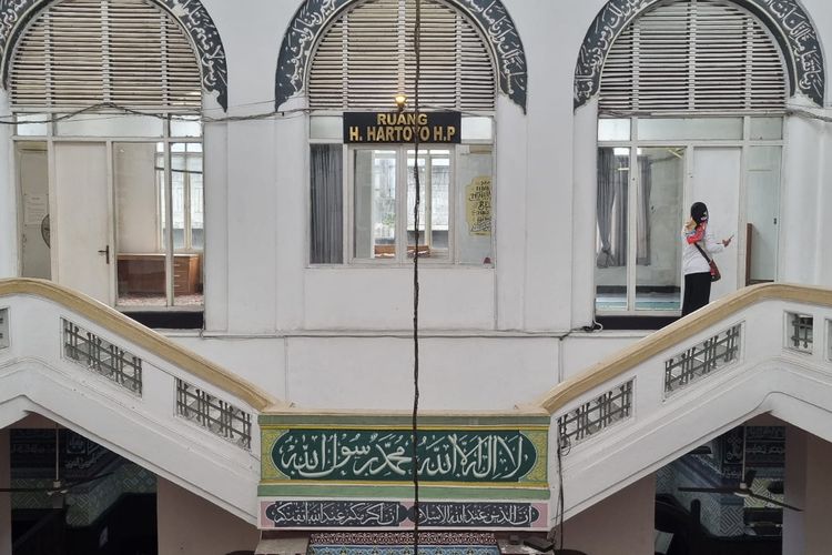 Interior dalam bangunan Masjid Cut Meutia