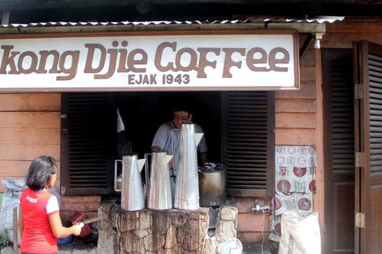 Warung Kopi Kong Djie yang terletak di persimpangan jalan Siburik Barat dan Jalan Kemuning, Tanjung Pandan, Belitung. 