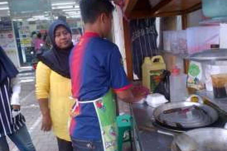 Salah seorang pedagang camilan seblak di Jalan Karangtineung, Sukajadi, Kota Bandung, saat membungkus seblak dengan wadah gabus, Minggu (16/10/2016). 