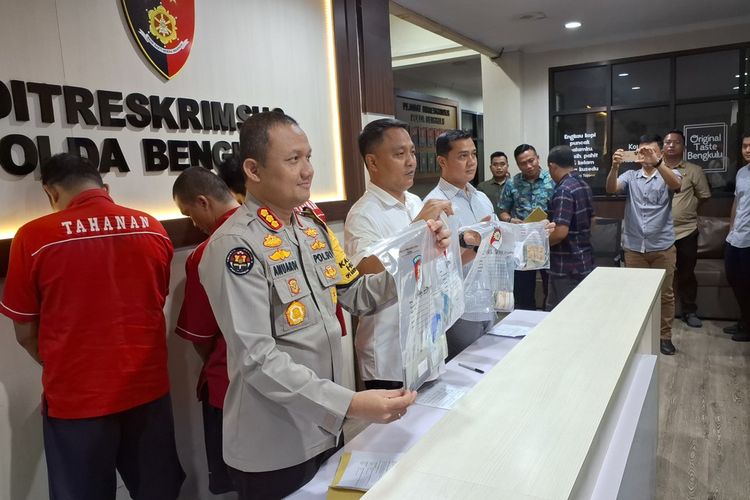 Polda Bengkulu melakukan Operasi Tangkap Tangan (OTT) 3 ASN Kementerian Perhubungan di jembatan timbang Kecamatan Padang Ulak Tanding, Kabupaten Rejang Lebong, Provinsi Bengkulu, Rabu (27/4/2024).