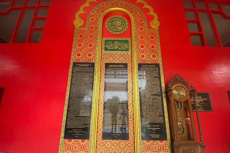 Informasi sejarah Laksamana Cheng Ho di Masjid Cheng Ho Pandaan, Pasuruan, Jawa Timur. 