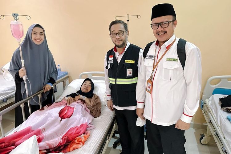 Ibu dari artis peran Oki Setiana Dewi, Yunifah Lismawati, dirawat di Klinik Kesehatan Haji Indonesia (KKHI) Madinah, Arab Saudi.