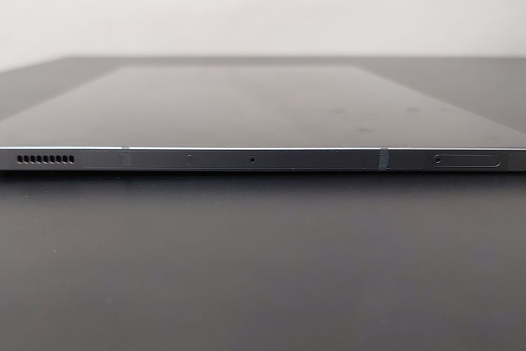 Bagian kiri tablet Samsung Galaxy Tab S9 FE (dalam posisi horizontal) dilengkapi dengan speaker, mikrofon, dan slot kartu SIM serta microSD.
