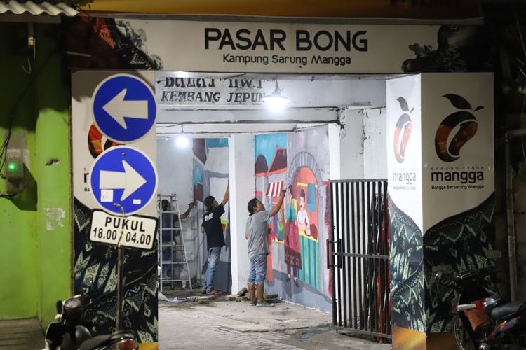 Sejumlah warga membuat mural di pintu masuk Pasar Bong, Jalan Slompretan, Kota Surabaya.