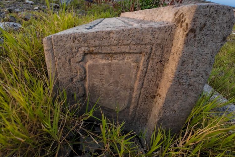 Batu nisan di makam lawas Waduk Gajah Mungkur Wonogiri yang tulisannya masih bisa dibaca, Sabtu (7/10/2023).