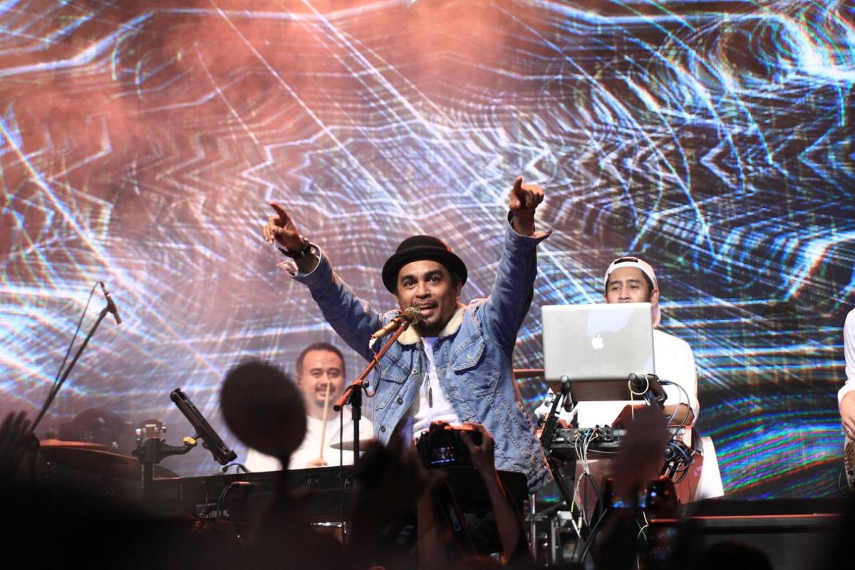 Musisi Glenn Fredly dalam salah satu konsernya.