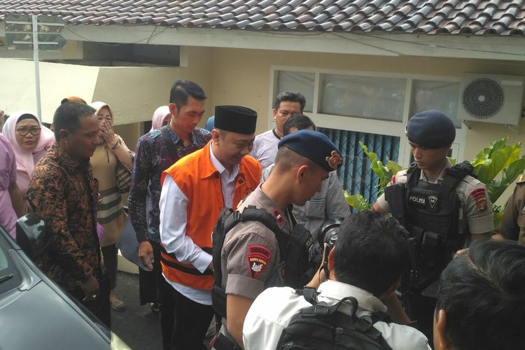 Terdakwa korupsi, Bupati (nonaktif) Lampung Utara, Agung Ilmu Mangkunegara tiba di Pengadilan Tipikor Tanjung Karang, Senin (24/2/2020). Puluhan polisi menjaga sidang perdana tersebut.