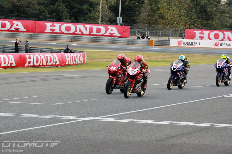 Pebalap Astra Honda Racing Team (AHRT), Gerry Salim nomor 31, menjelang finis di balapan pertama Asia Road Racing Championship (ARRC) kelas Asia Production 250, di Chang International Circuit, Buriram, Thailand, Sabtu (2/12/2017).