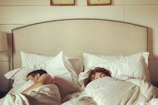 Pilih Tidur di Sisi Kiri atau Kanan Kasur? Kenali Makna Psikologisnya