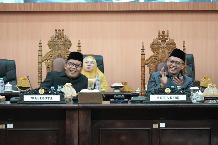 Wali Kota Makassar Mohammad Ramdhan Pomanto dan Wakil Ketua DPRD Kota Makassar Suharmika saat menghadiri pengesahan Ranperda APBD tahun anggaran 2025 dalam Sidang Paripurna masa sidang ke-11 2024 di Ruang Rapat Paripurna, DPRD Kota Makassar, Senin (25/11/2024).