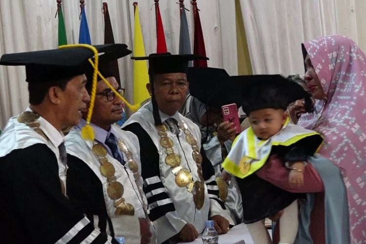 Momen mengharukan pada wisuda sarjana Universitas Andi Djemma (Unanda) Palopo, Senin (08/08/2022) siang kemarin, membuat seluruh yang hadir dalam ruangn tersebut terharu saat seorang balita berusia empat bulan menjadi wisudawan.