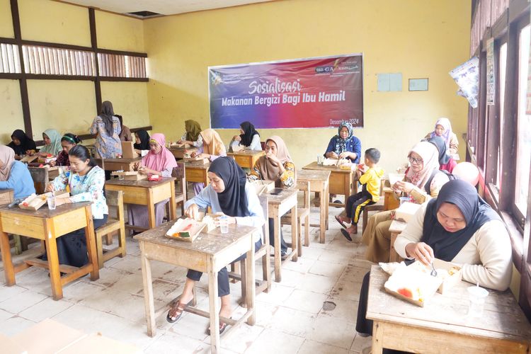 Pemberian makanan bergizi gratis bagi ibu hamil di Pulau Karimata.