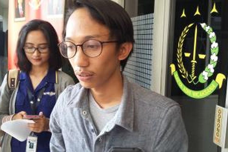 Staf Divisi Investigasi Indonesia Corruption Watch (ICW) Wana Alamsyah di Gedung Kejaksaan Agung RI, Jakarta Selatan, Rabu (30/9/2015).