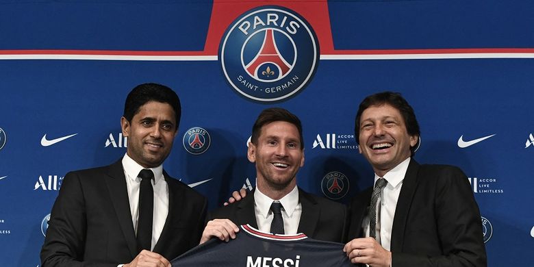 Presiden Paris Saint-Germain (PSG) Nasser Al-Khelaifi (kiri) dan Direktur Olahraga PSG Leonardo Nascimento de Araujo (kanan) berpose bersama pemain sepak bola Argentina Lionel Messi.
